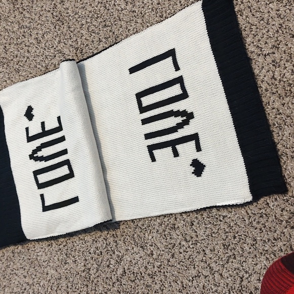 Reversible Old Navy Scarf - Picture 2 of 3